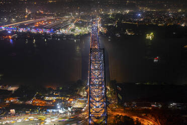 Luftaufnahme des architektonischen Wahrzeichens Howrah-Brücke oder Rabindra Setu über den Hooghly-Fluss bei Nacht in Kolkata, Westbengalen, Indien. - AAEF21969
