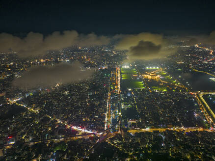 Luftaufnahme von Dhaka City bei Nacht mit tiefhängenden Wolken und Wohngebiet bei Nacht, Dhaka, Bangladesch. - AAEF22017