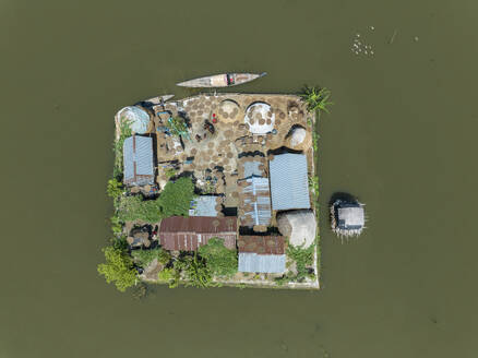 Luftaufnahme des am stärksten von der Flut betroffenen Dorfes Nikli, Kishoreganj, Bangladesch. - AAEF22045