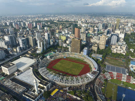 Luftaufnahme des Bangabandhu-Nationalstadions in Dhaka City mit Wohngebiet in Dhaka, Bangladesch. - AAEF22049