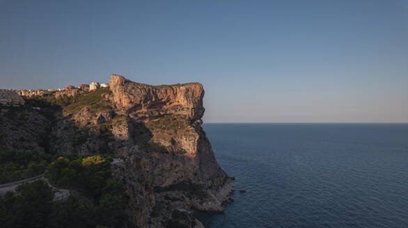 Luftaufnahme des atemberaubenden Küstenpanoramas mit klarem, blauem Meer, schroffen Klippen und ruhiger Stille, Zona Encinas, Cumbre del Sol, Alicante, Spanien. - AAEF22088