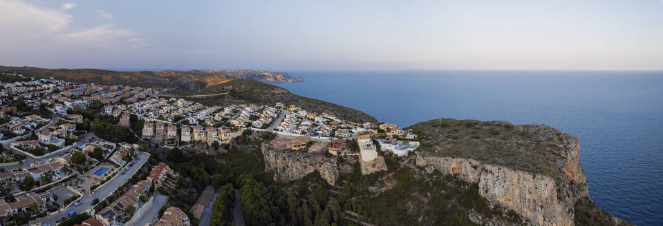 Panoramablick auf ein lebendiges Stadtbild mit vielfältiger Architektur und blühendem Wohngebiet in el cime del Sol, Zona Encinas, Cumbre del Sol, Alicante, Spanien. - AAEF22094