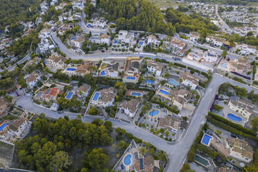 Luftaufnahme von Ferienvillen mit Pools in einem Wohngebiet, Zona Encinas, Cumbre del Sol, Alicante, Spanien. - AAEF22096