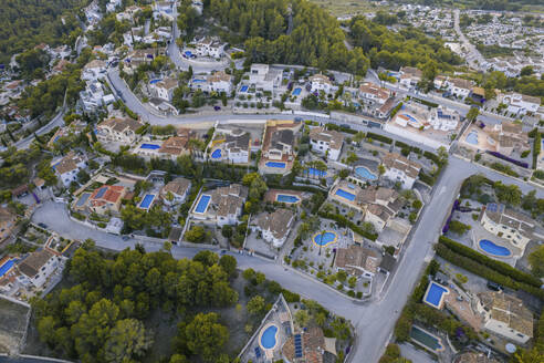 Luftaufnahme von Ferienvillen mit Pools in einem Wohngebiet, Zona Encinas, Cumbre del Sol, Alicante, Spanien. - AAEF22096