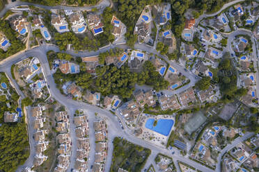 Aerial view of holiday villas with pools in a residential area, Zona Encinas, Cumbre del Sol, Alicante, Spain. - AAEF22097