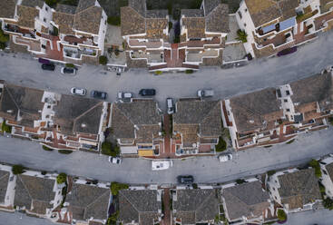 Luftaufnahme von kreisförmig angeordneten Ferienvillen, Zona Encinas, Cumbre del Sol, Alicante, Spanien. - AAEF22098