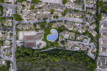 Luftaufnahme eines lebendigen Stadtbilds mit vielfältiger Architektur und blühendem Wohngebiet, Zona Encinas, Cumbre del Sol, Alicante, Spanien. - AAEF22100