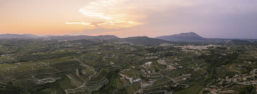 Panoramablick auf einen ruhigen Sonnenuntergang über einem Feld, der die Schönheit der Natur und der Landwirtschaft zeigt, Zona Encinas, Cumbre del Sol, Alicante, Spanien. - AAEF22101