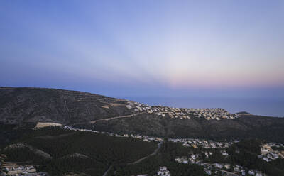 Luftaufnahme von Ferienhäusern auf der Spitze einer Klippe, Zona Encinas, Cumbre del Sol, Alicante, Spanien. - AAEF22106