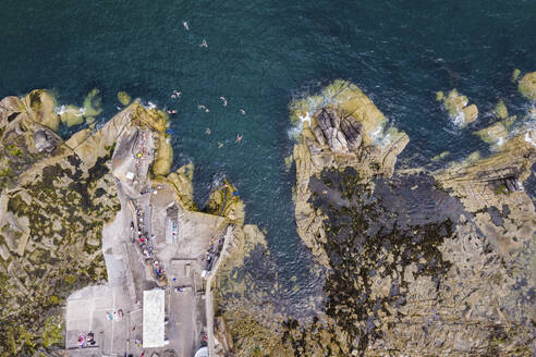 Luftaufnahme von oben auf die Menschen am Sandycove Beach, Dalkey, Region Dublin, Irland. - AAEF22128