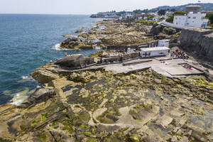 Luftaufnahme von Sandcove Beach und Forty Foot on the Sea, Dalkey, Irland. - AAEF22130