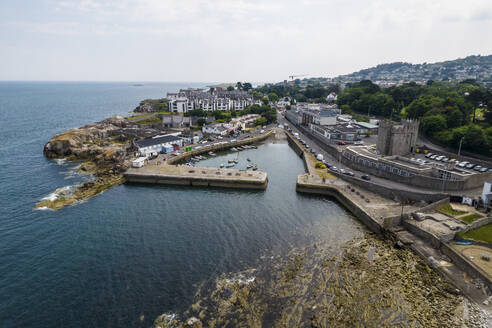 Drohnenaufnahme des Bullcok Harbour, Dalkey, Region Dublin, Irland. - AAEF22131