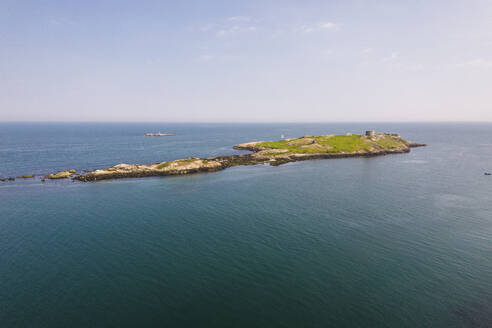 Luftaufnahme einer Drohne von Dalkey Island im Meer, Region Dublin, Irland. - AAEF22132