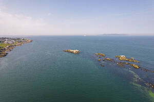 Luftaufnahme einer Drohne von der Küste und kleinen Inseln, Dalkey, Irland. - AAEF22133