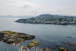 Drohnenaufnahme von Dalkey Island und der Küste, Irland. - AAEF22134