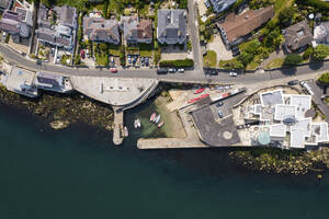 Luftaufnahme von oben auf die Seeseite des Dorfes Dalkey in der Nähe von Dublin, Irland. - AAEF22135