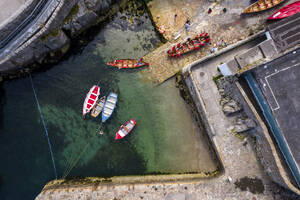 Luftaufnahme von oben auf die Boote im Colliemore-Hafen, Dalkey, Irland. - AAEF22143