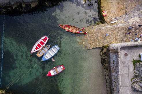 Luftaufnahme von oben auf die Boote im Hafen, Dalkey, Irland. - AAEF22144