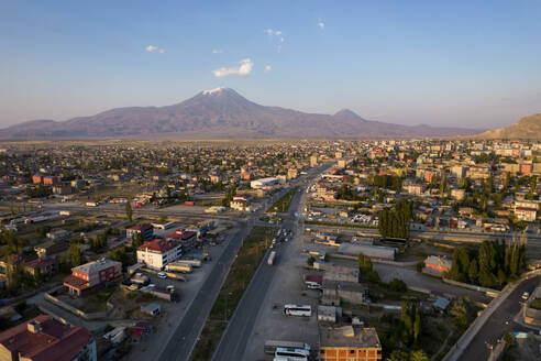 Drohnenaufnahme des Berges Ararat, Stadt Dogubayazit, Agri, Türkei. - AAEF22145