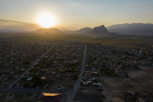 Drohnenansicht der Stadt Dogubayazit bei Sonnenuntergang, Agri, Türkei. - AAEF22146