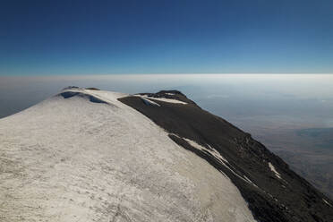 Luftaufnahme einer Drohne vom Berg Ararat, Schneeberg, Türkei. - AAEF22151