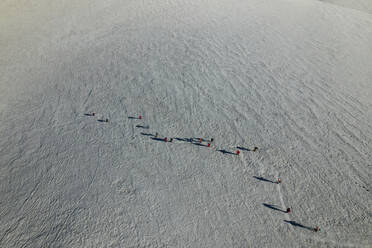 Aerial Top-Down-Ansicht der Gruppe von Menschen, Bergsteiger Wandern der Snowy Mountains. - AAEF22155