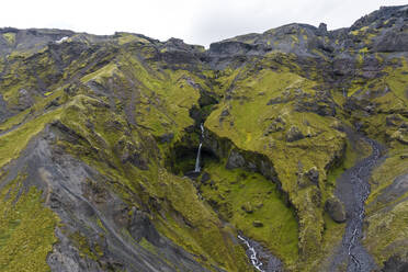 Luftaufnahme des Wasserfalls Stigafoss in Hvolsvollur, südliche Region Islands. - AAEF22289