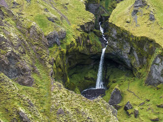Luftaufnahme des Wasserfalls Stigafoss in Hvolsvollur, südliche Region Islands. - AAEF22291
