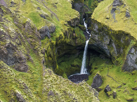 Luftaufnahme des Wasserfalls Stigafoss in Hvolsvollur, südliche Region Islands. - AAEF22291