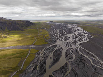 Luftaufnahme einer abstrakten Wasserbildung aus einer Flussmündung, Hvolsvollur, Südregion, Island. - AAEF22297