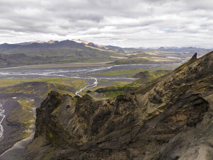 Luftaufnahme eines Flusses, der das Tal im Hochland vom Berg Eyjafjoll in Hvolsvollur, Südregion, Island, durchquert. - AAEF22302