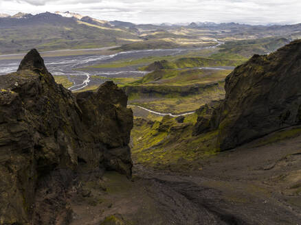 Luftaufnahme eines Flusses, der das Tal im Hochland vom Berg Eyjafjoll in Hvolsvollur, Südregion, Island, durchquert. - AAEF22303