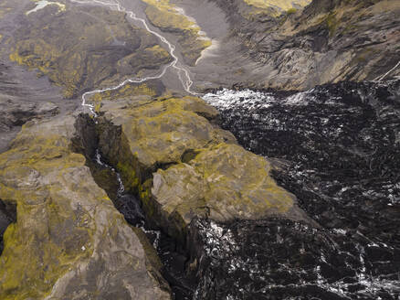 Luftaufnahme eines Flusses, der das Tal im Hochland vom Berg Eyjafjoll in Hvolsvollur, Südregion, Island, durchquert. - AAEF22306