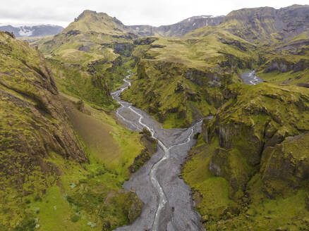 Luftaufnahme eines Flusses, der die Schlucht in Hvolsvollur, Südregion, Island, durchquert. - AAEF22310