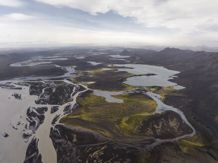 Luftaufnahme eines Flusses, der ein Tal mit Seen in der Region Hella, Südregion, Island, durchquert. - AAEF22332