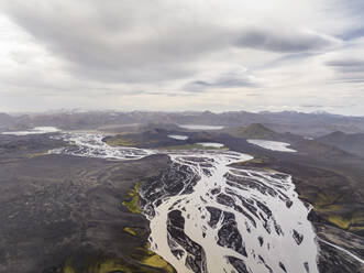 Luftaufnahme eines Flusses, der ein Tal mit Seen in der Region Hella, Südregion, Island, durchquert. - AAEF22334