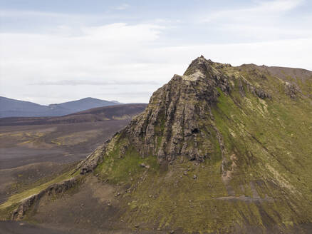 Luftaufnahme einer Berglandschaft im Hochland von Island, Hella, Südregion, Island. - AAEF22345