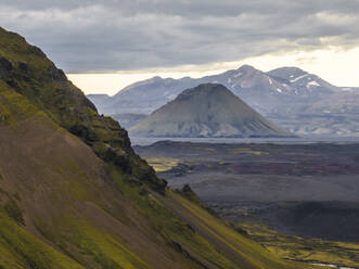 Luftaufnahme des Berges Maelifell, Kirkjubaejarklaustur, Südregion, Island. - AAEF22366