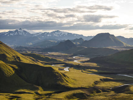 Luftaufnahme eines Flusses, der durch das Tal zwischen den Hochlandbergen in der Nähe von Hella, Südregion, Island, fließt. - AAEF22367