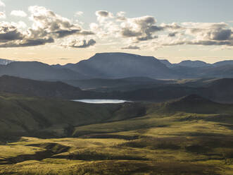 Luftaufnahme einer schönen Berglandschaft bei Sonnenuntergang mit dem Alftavatn-See im Vordergrund, Hella, Südregion, Island. - AAEF22368