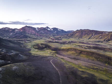 Luftaufnahme einer schönen Berglandschaft mit dem Berg Torfajokull im Hintergrund bei Sonnenuntergang im Hochland bei Hella, Südregion, Island. - AAEF22388
