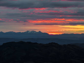 Luftaufnahme einer schönen Berglandschaft bei Sonnenuntergang im isländischen Hochland, Kirkjubaejarklaustur, Südregion, Island. - AAEF22420