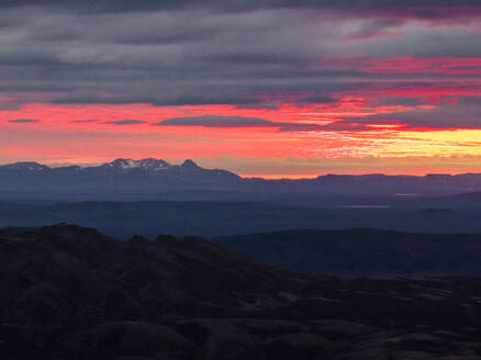 Luftaufnahme einer schönen Berglandschaft bei Sonnenuntergang im isländischen Hochland, Kirkjubaejarklaustur, Südregion, Island. - AAEF22426