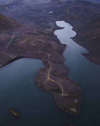 Luftaufnahme des Langisfor-Sees bei Sonnenuntergang, eines malerischen, von Bergen und einem vulkanischen Tal umgebenen Sees, Kirkjubaejarklaustur, Südregion, Island. - AAEF22428