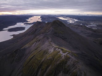 Luftaufnahme des Langisfor-Sees bei Sonnenuntergang, eines malerischen, von Bergen und einem vulkanischen Tal umgebenen Sees, Kirkjubaejarklaustur, Südregion, Island. - AAEF22438