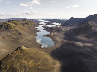 Luftaufnahme des Langisfor-Sees bei Sonnenuntergang, eines malerischen, von Bergen und einem vulkanischen Tal umgebenen Sees, Kirkjubaejarklaustur, Südregion, Island. - AAEF22458