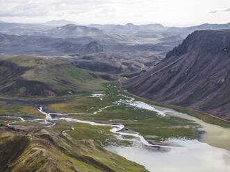 Luftaufnahme eines Flusses, der aus dem See Kylingavatn in Hella, Südregion, Island, fließt. - AAEF22477