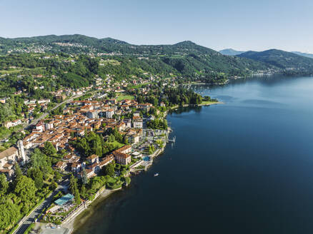 Luftaufnahme von Meina, einer kleinen Stadt am Lago Maggiore (Lago Maggiore) bei Sonnenaufgang, Novara, Piemont, Italien. - AAEF22495