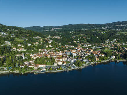 Luftaufnahme von Meina, einer kleinen Stadt am Lago Maggiore (Lago Maggiore) bei Sonnenaufgang, Novara, Piemont, Italien. - AAEF22496