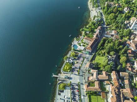 Luftaufnahme von Meina, einer kleinen Stadt mit einer Straße an der Küste entlang des Lago Maggiore (Lago Maggiore) bei Sonnenaufgang, Novara, Piemont, Italien. - AAEF22498